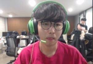 先看背后